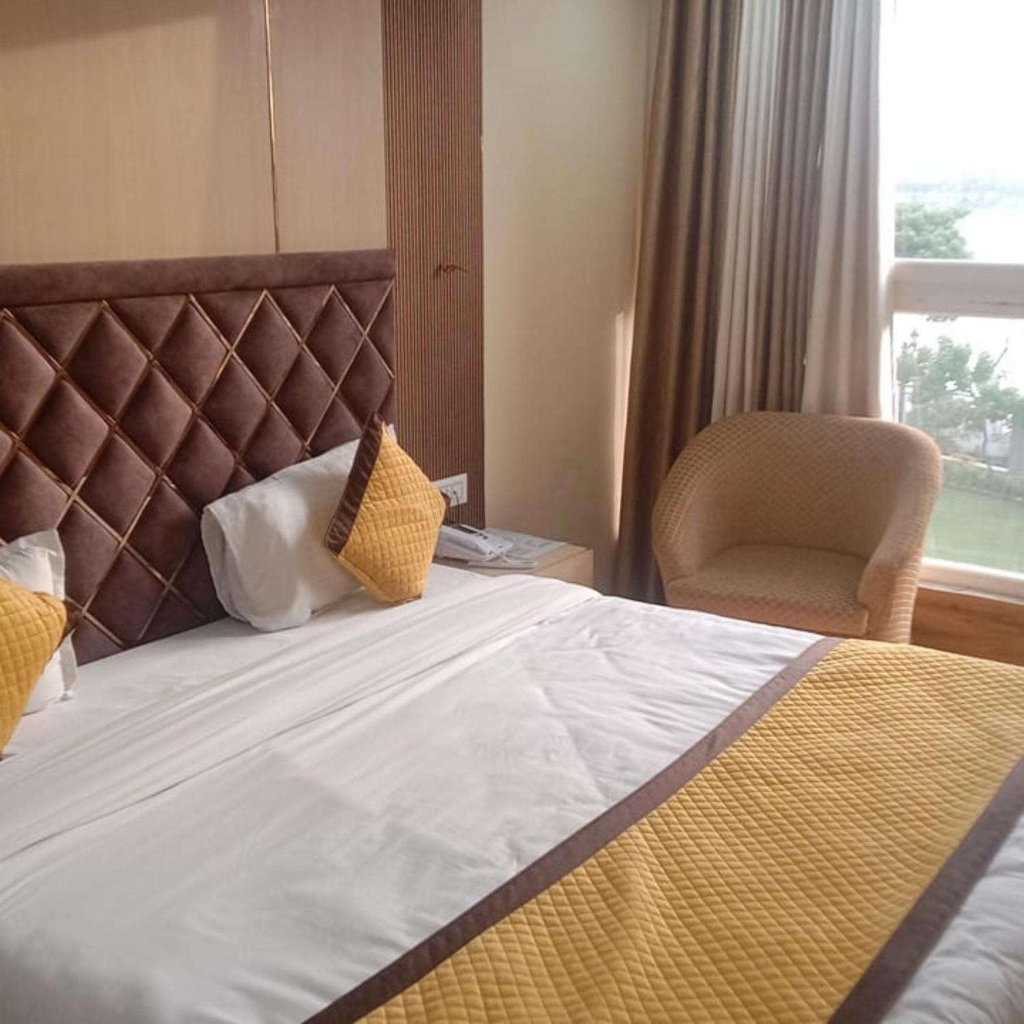 Lake View Grand Hotel *