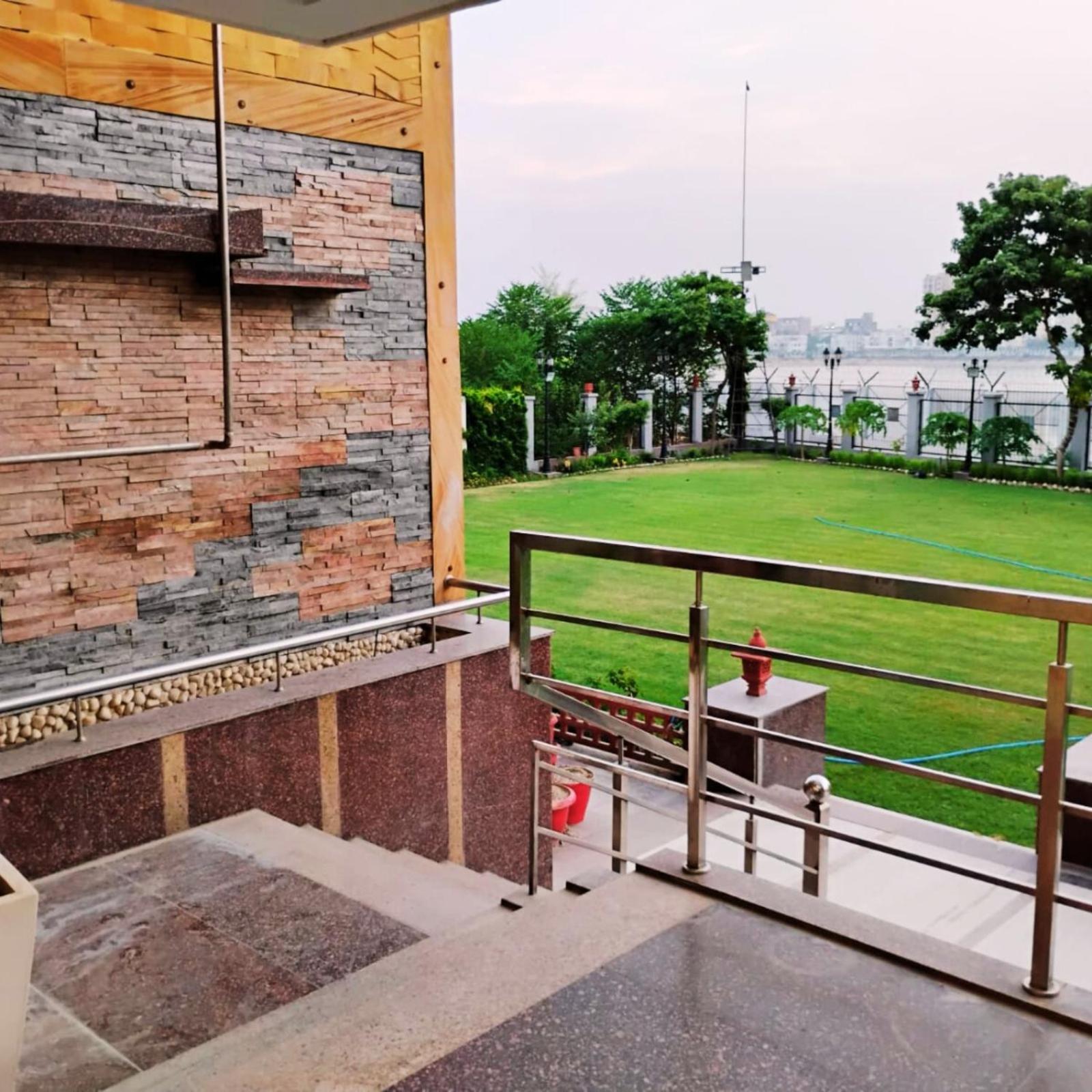 Lake View Grand * Lucknow