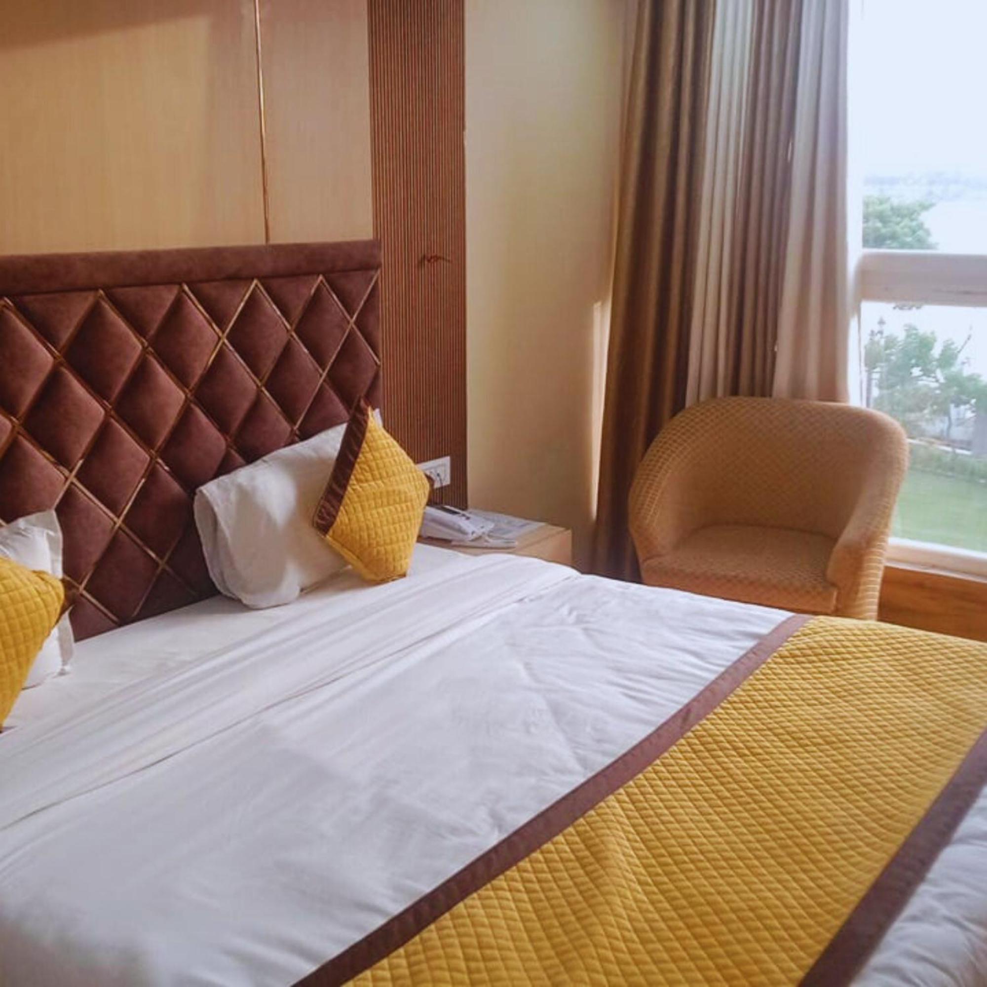 Lake View Grand Hotel *