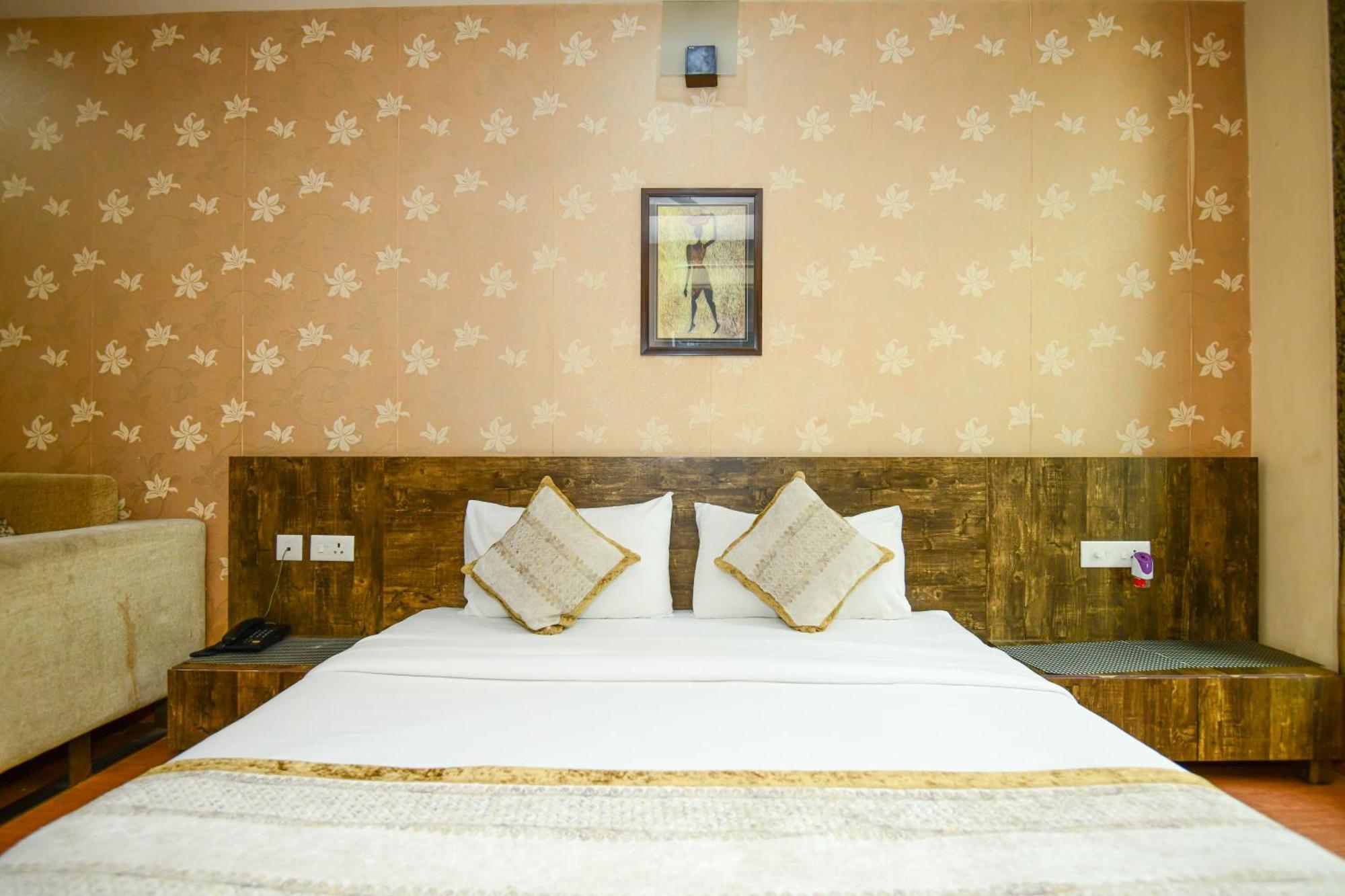 Lake View Grand Hotel *